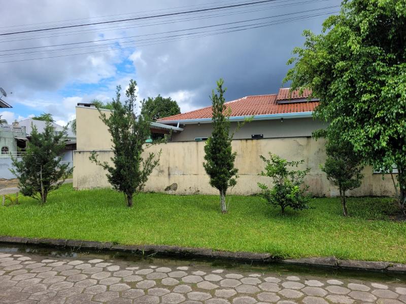 EXCELENTE CASA DE ESQUINA NA RUA MARINGÁ NO BREJATUBA. - Cavalheiro Imóveis