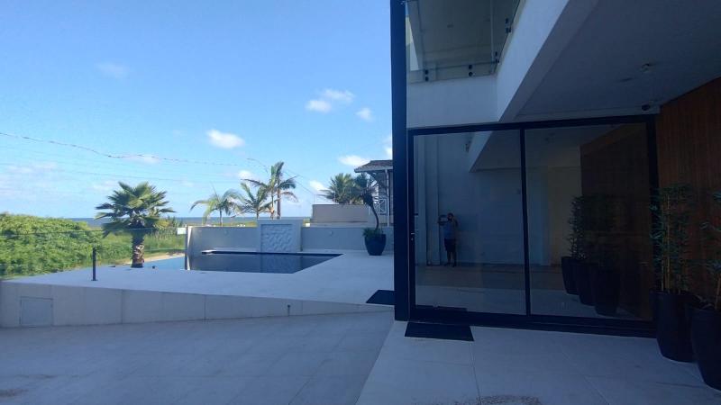 TRIPLEX DE FRENTE PARA O MAR NO BREJATUBA. - Cavalheiro Imóveis